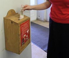 Ящик для пожертвований в церкви фото