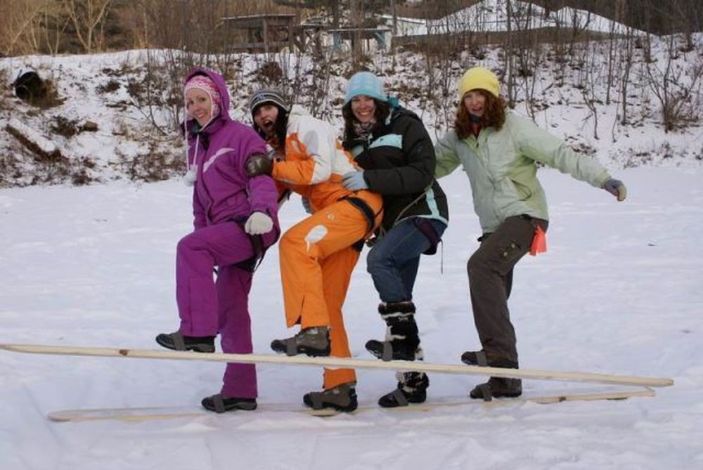 Групповые развлечения. Зимний тимбилдинг лыжи. Зимний тимбилдинг для детей. Тимбилдинг зимой на природе. Зимние развлечения на улице.