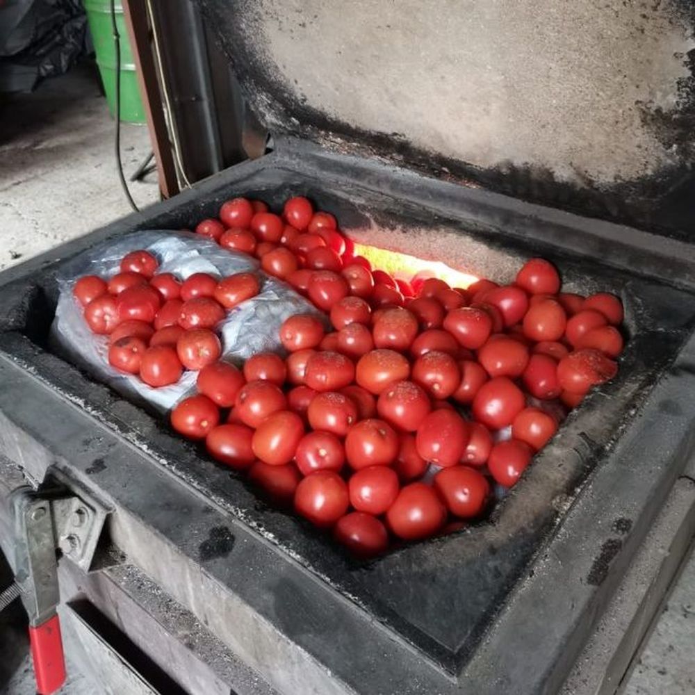 200 кг помидор. Склад виноград и помидор. Помидоры виноград. Фура с помидорами.
