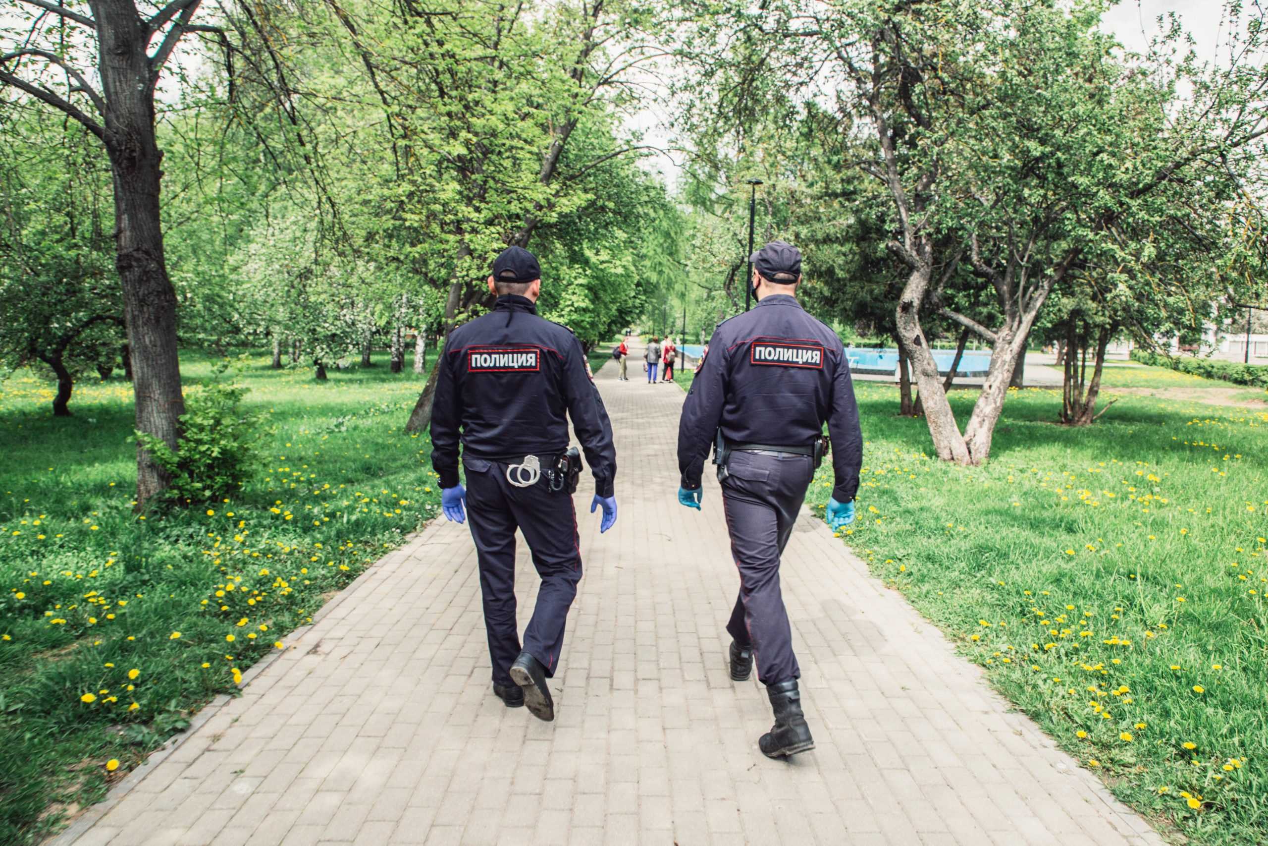 Полицейский патруль. Панорама полицейские в парке Лахиш в Ашдоде. Полиция в парке. Полицейские в парке. Пеший патруль полиции.