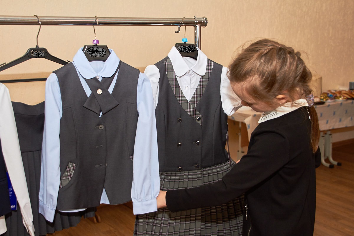 Покупка школьной формы. Школьная форма. Одежда в школу. Школьная одежда. Школьная форма в России.