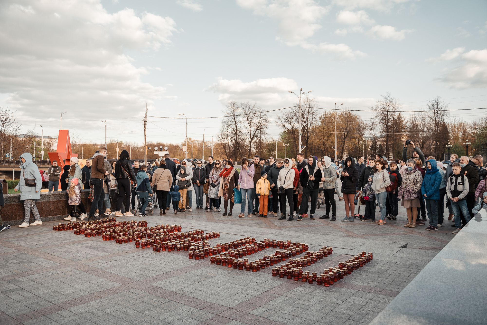 В Твери у Обелиска Победы прошла патриотическая акция «Молодёжь помнит»