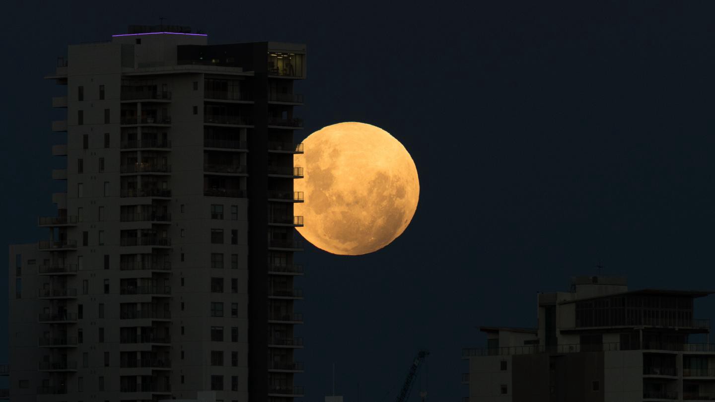 Есть ли сегодня луна. Луна сейчас красивая. Гигантская Луна. Луна между домами. Большая Луна в Екатеринбурге.