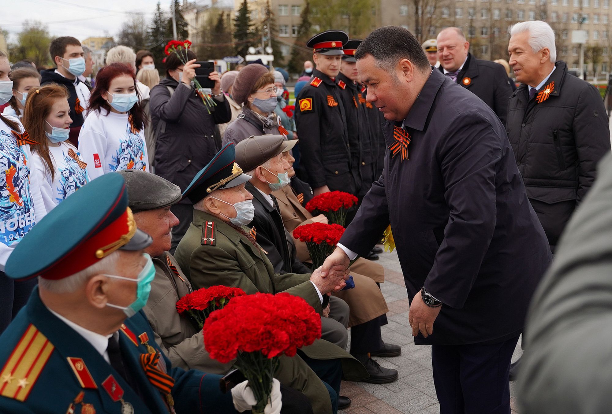 Игорь Руденя возложил цветы к Обелиску Победы и стеле «Город воинской славы»