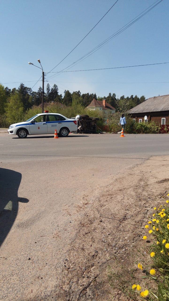 В городе Конаково водитель иномарки врезался в столб и погиб