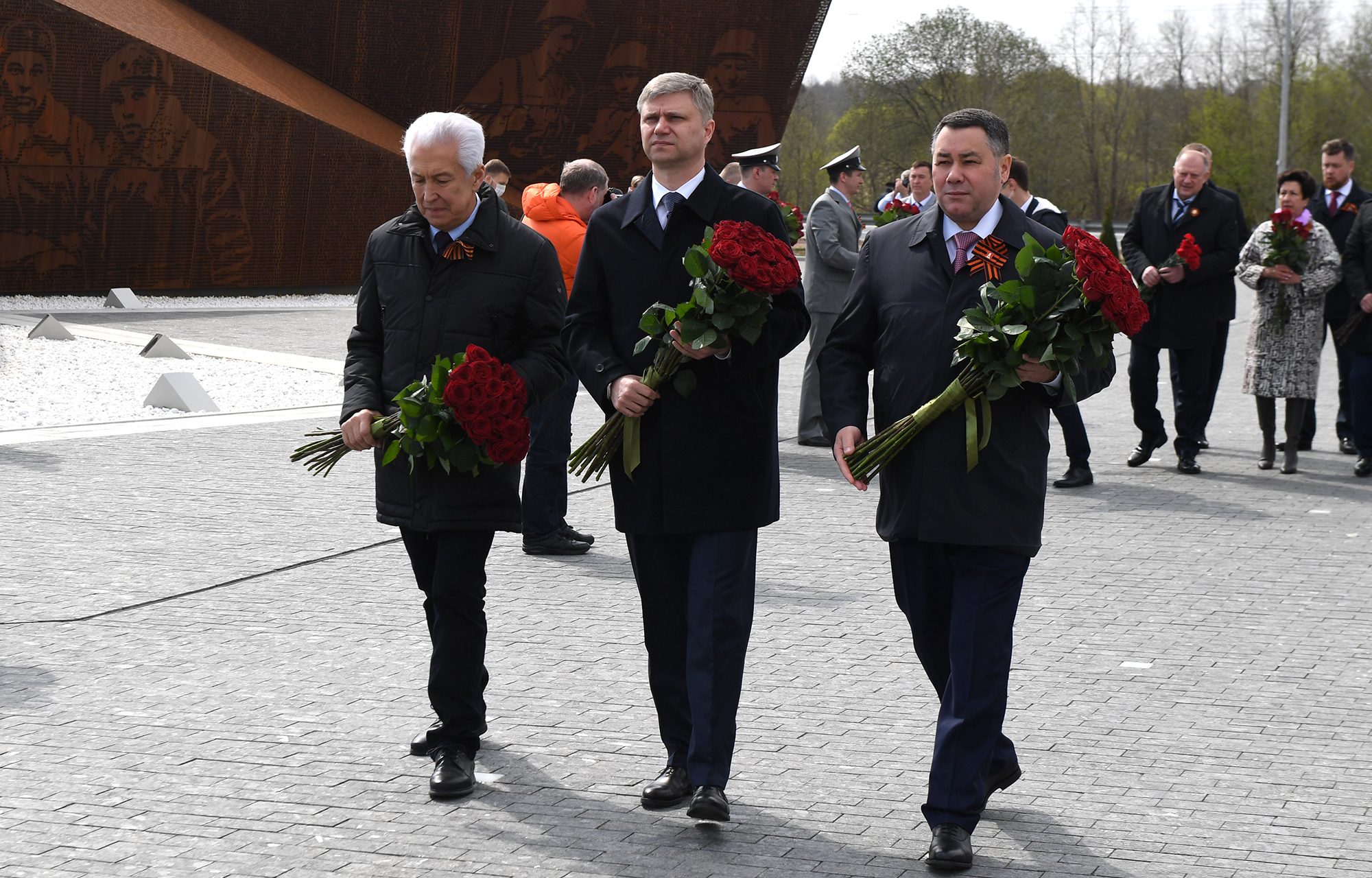 Игорь Руденя и Олег Белозёров возложили цветы к Ржевскому мемориалу Советскому солдату