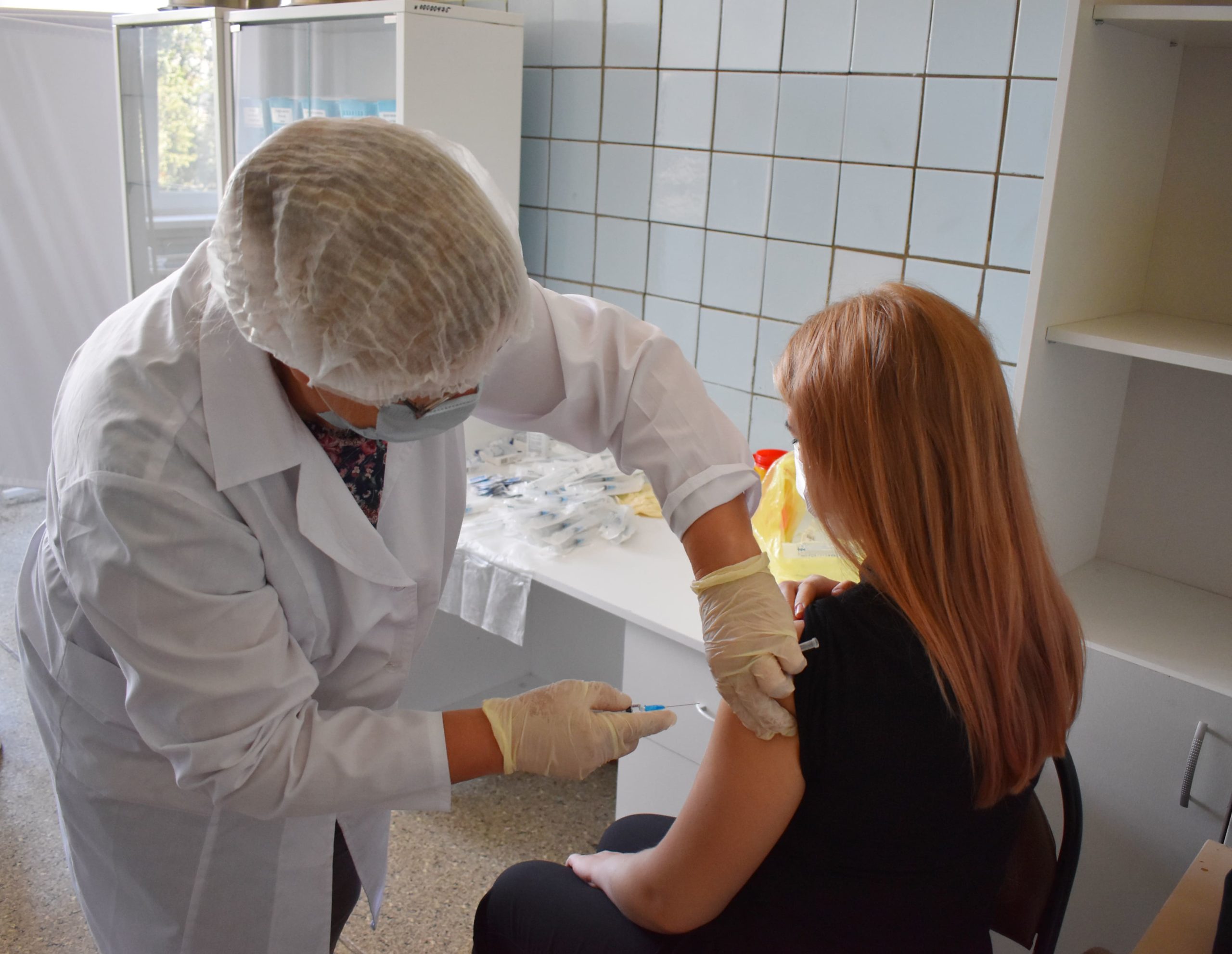В Твери вакцинируют работников сферы образования