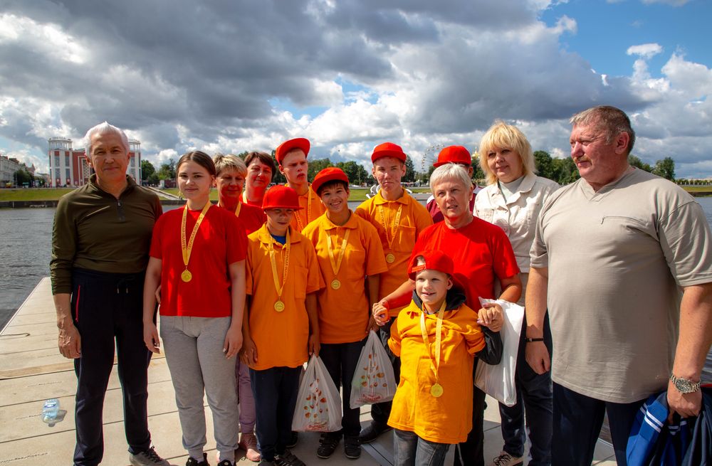 Заплыв на «Драконах» и «Оранжевый мяч»: Владимир Васильев и Юлия Саранова посетили спортивные состязания в Твери