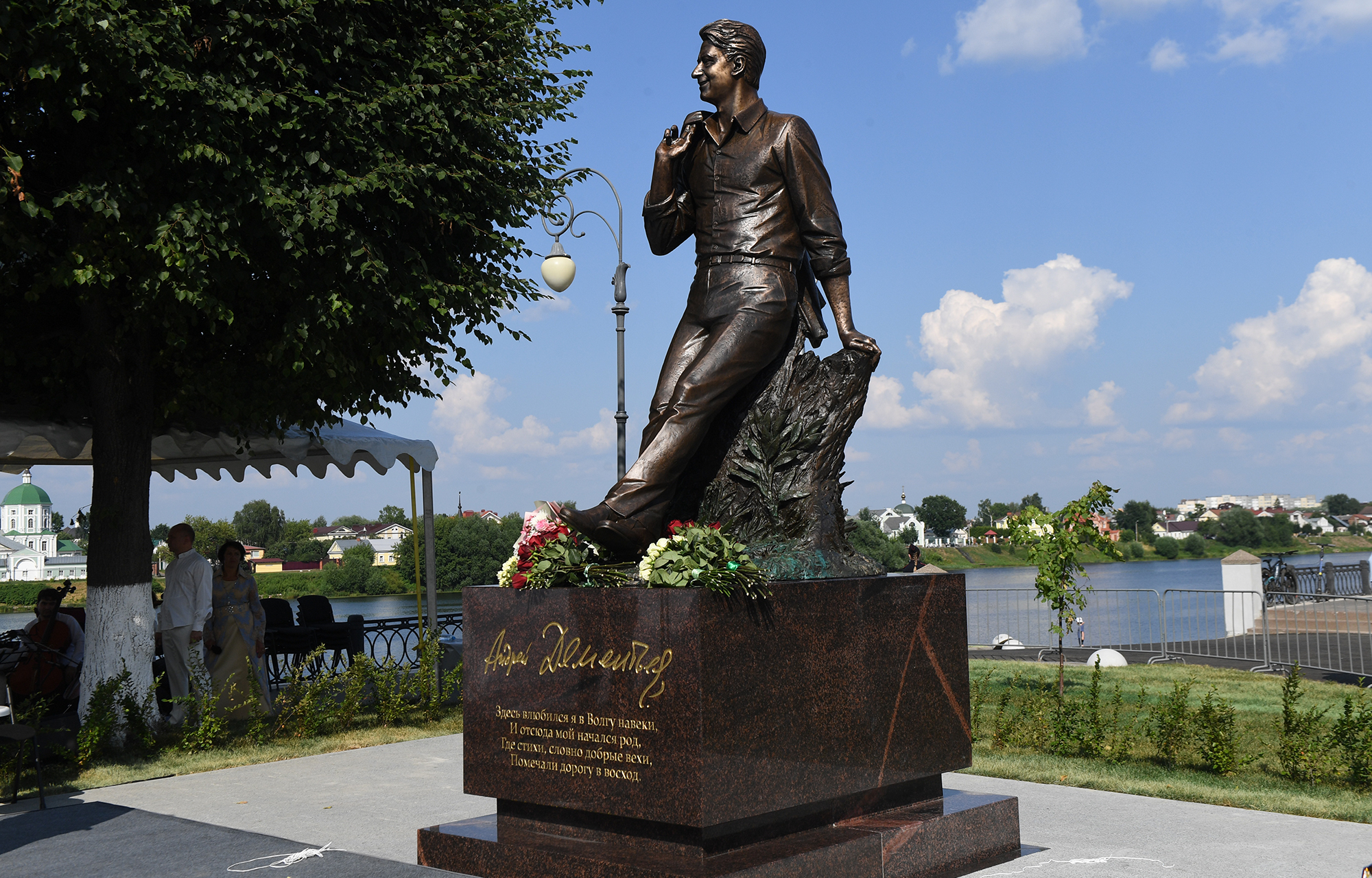 «А я без Волги просто не могу»: в Твери открыли памятник знаменитому поэту Андрею Дементьеву
