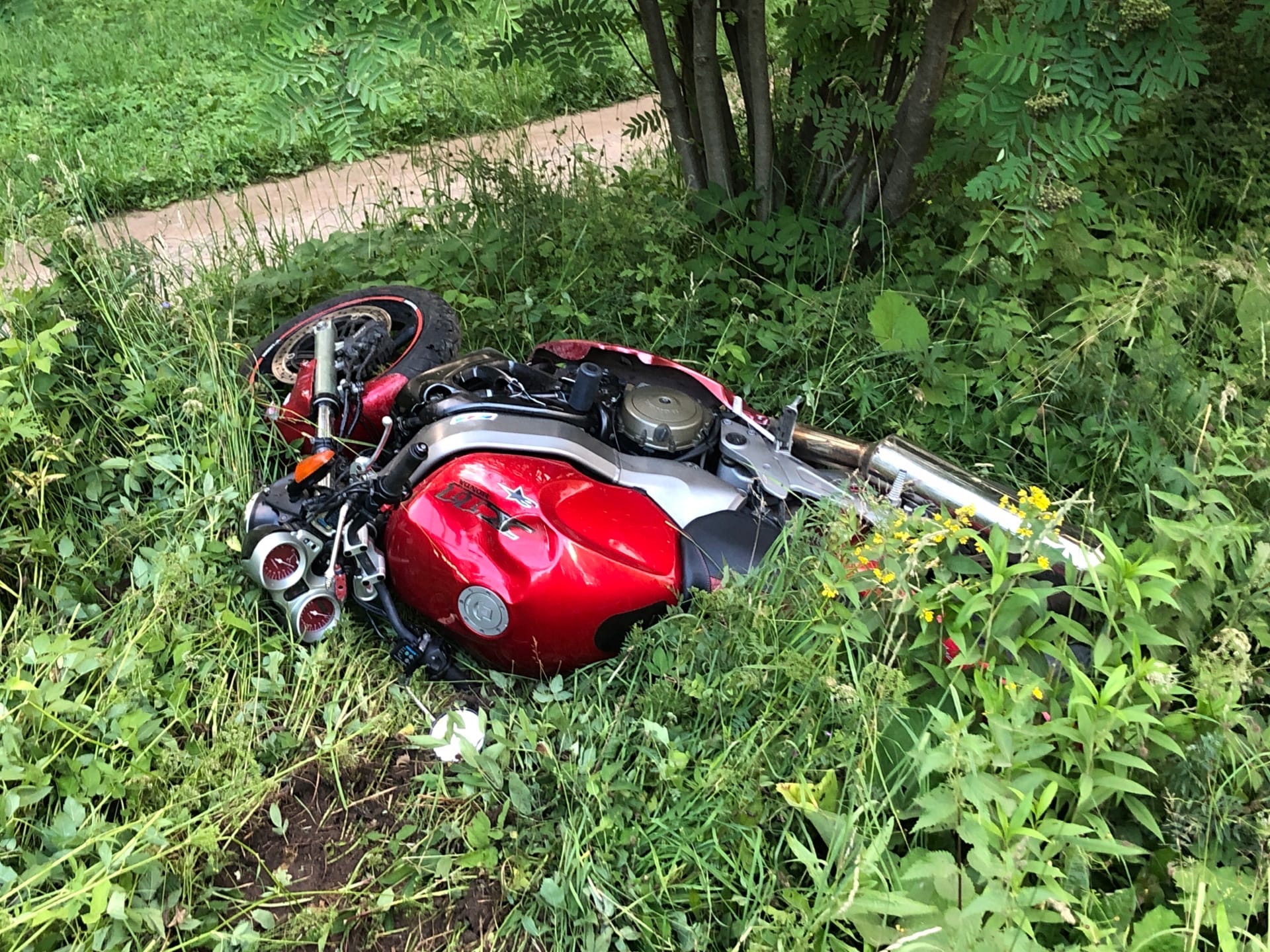 Мотоцикл насмерть сбил пешехода в Торжке - еще два человека пострадали. Фото 18+