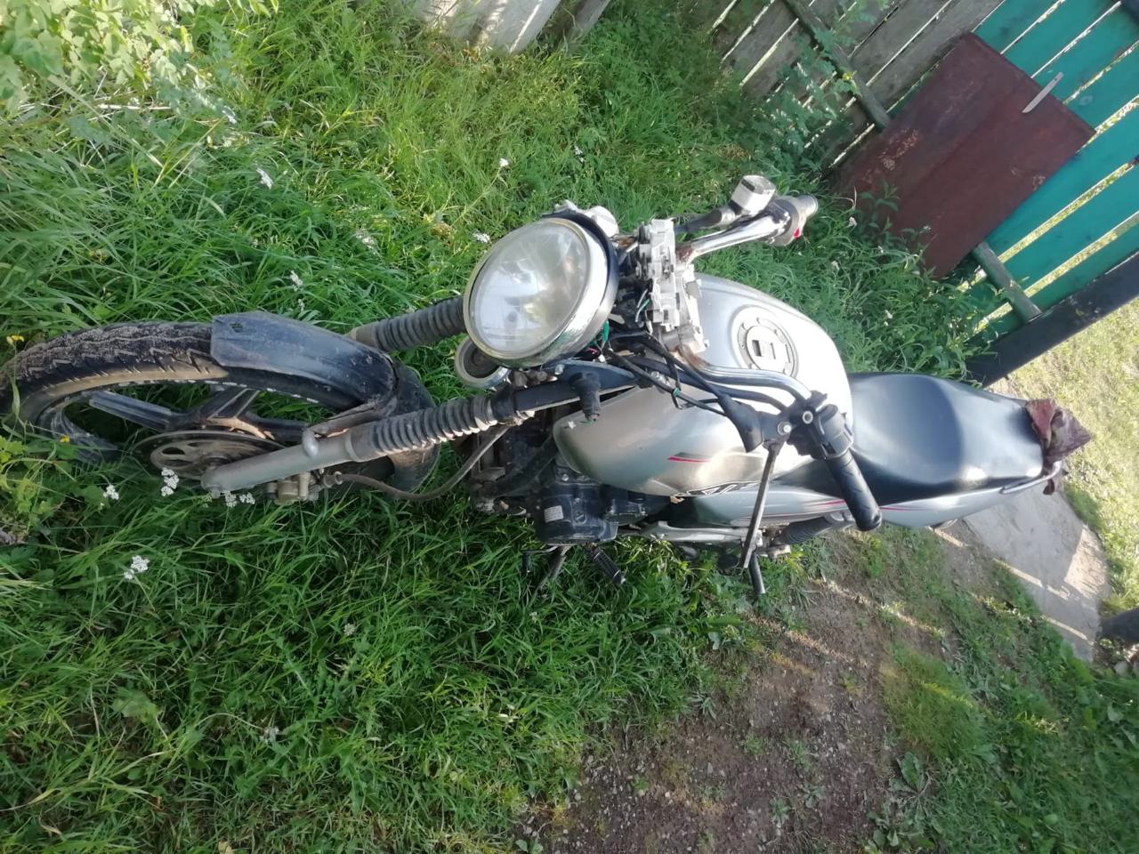 В Тверской области опрокинулся мотоцикл