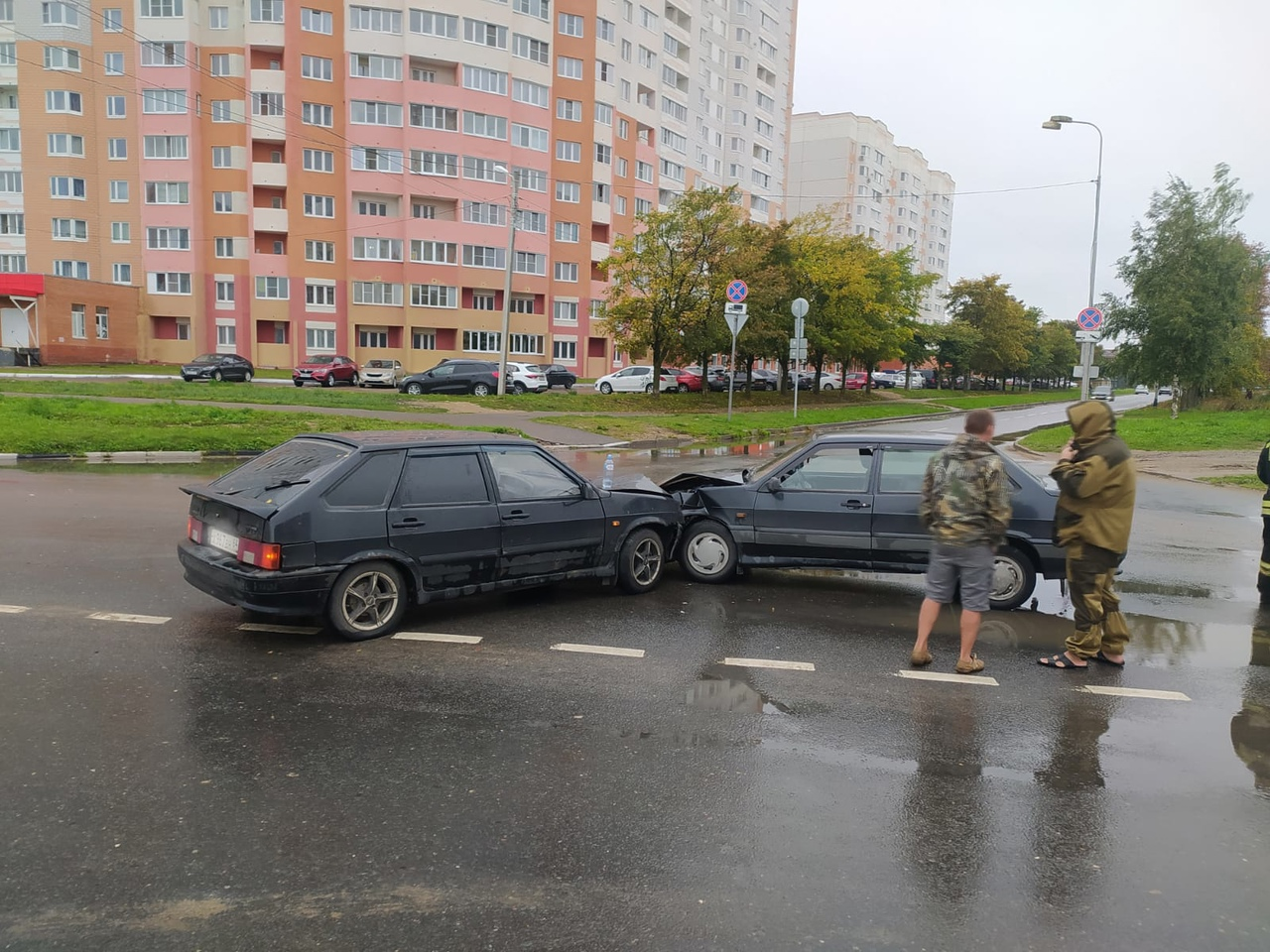 На Оснабрюкской в Твери столкнулись два ВАЗа