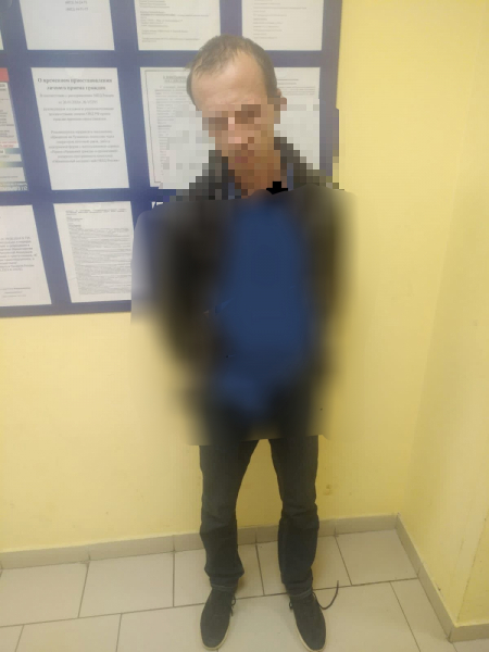 Житель Тверской области спрятался от полицейских в диване