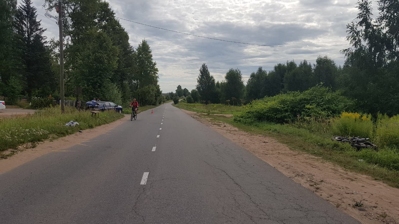 В Торжке столкнулись мотоцикл и легковушка