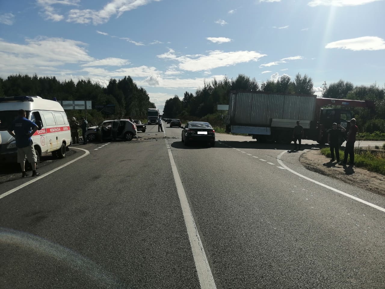 На автодороге М-10 в Тверской области столкнулись две иномарки