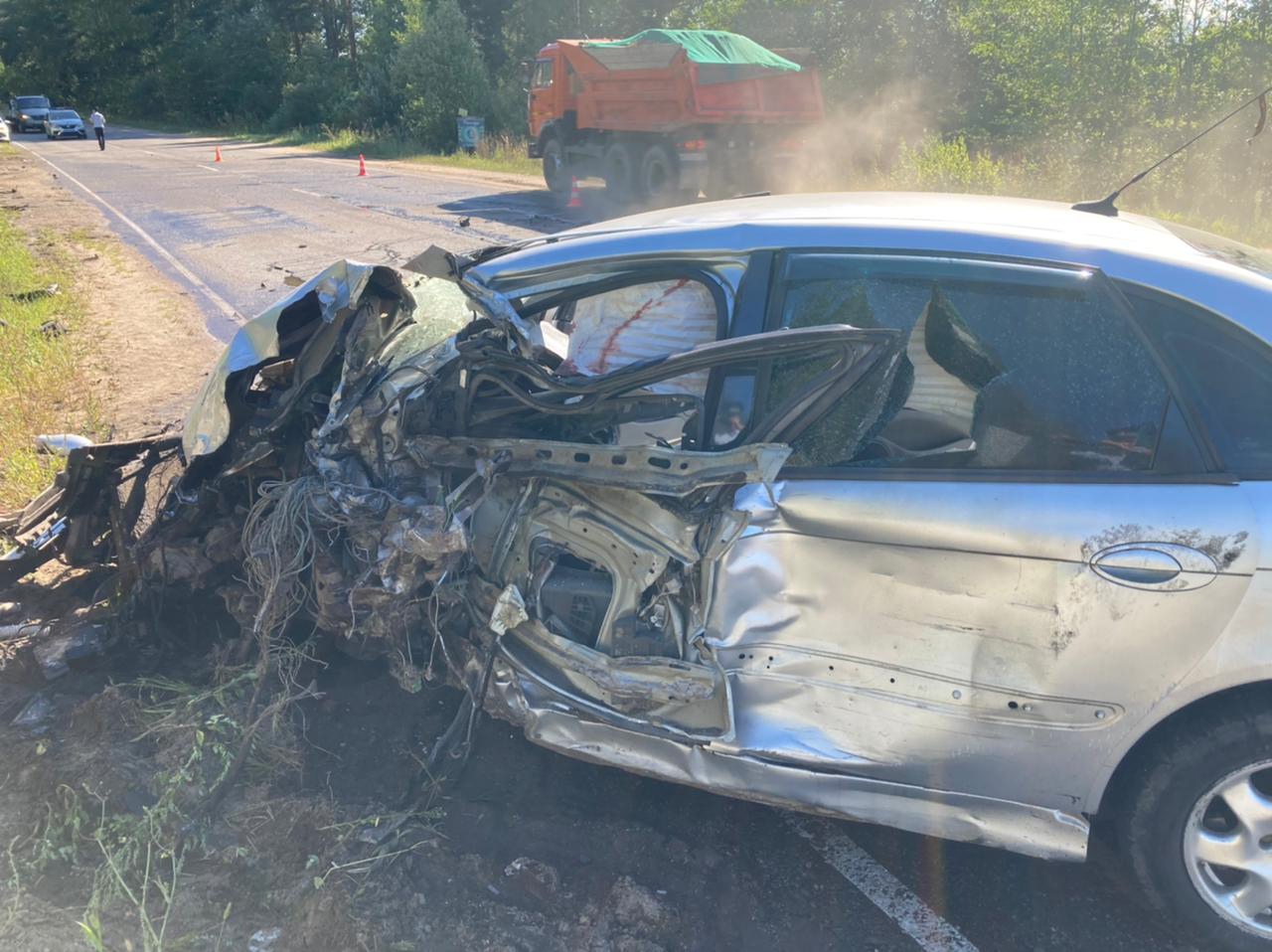 В Тверской области молодой водитель получил травмы в ДТП с Камазом