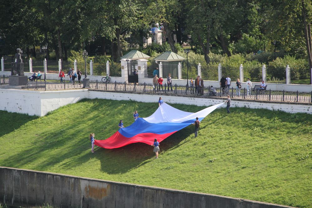 Волонтёры «Единой России» поздравляют жителей Верхневолжья с Днём государственного флага