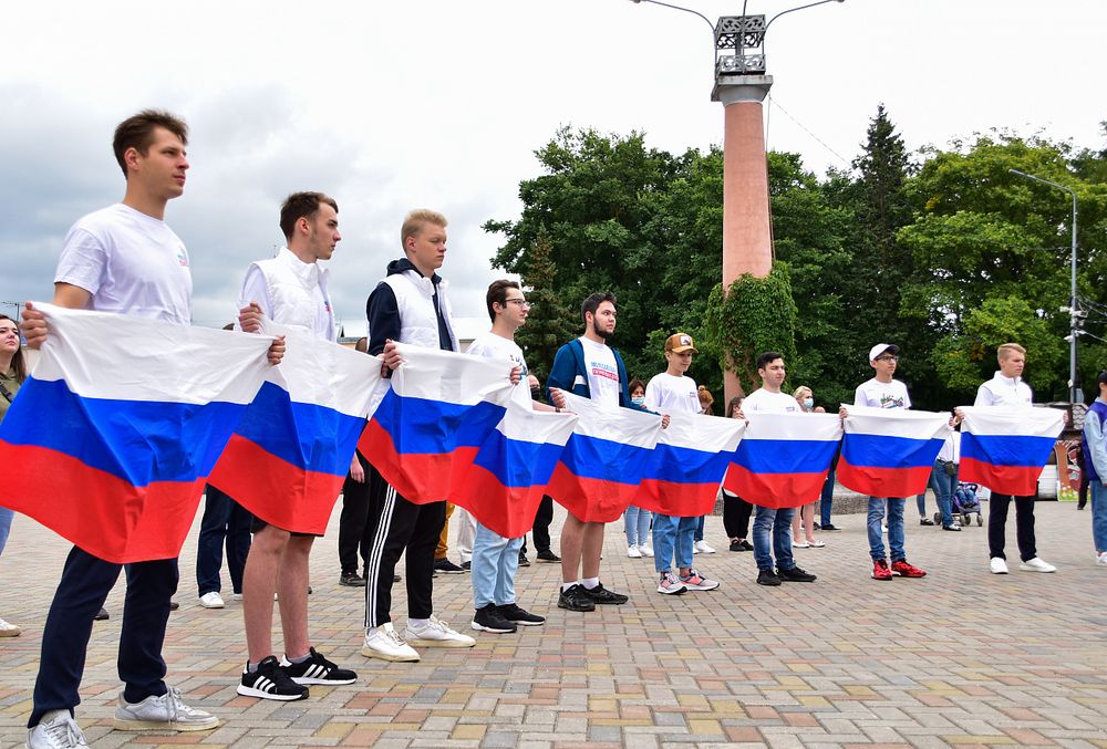 В горсаду Твери развернули 12-метровый флаг России