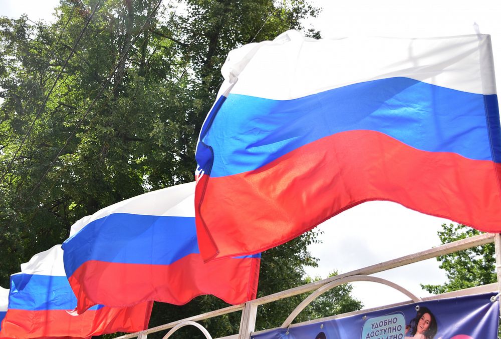 В горсаду Твери развернули 12-метровый флаг России