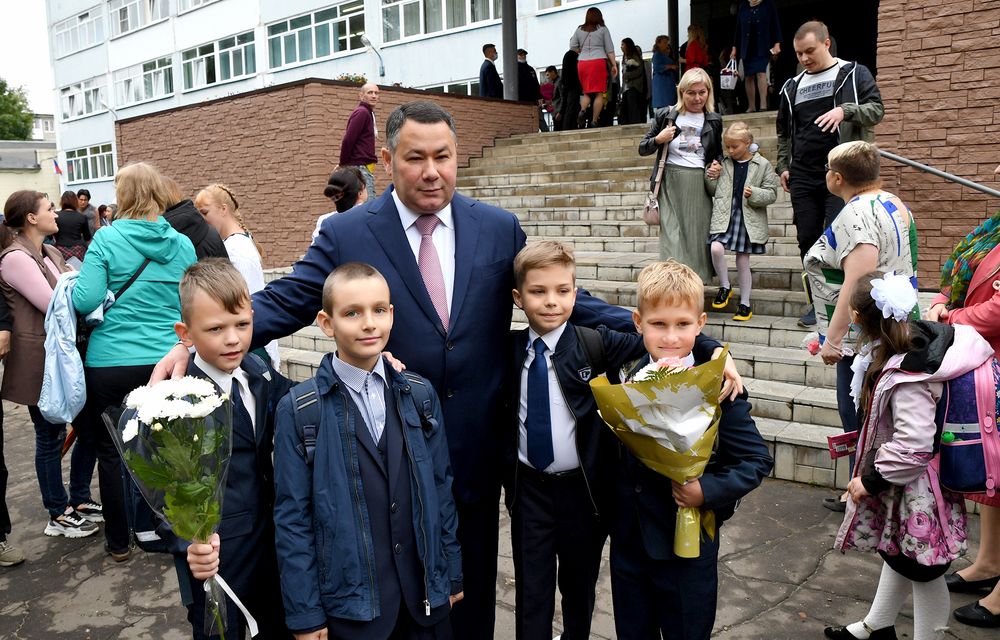 Игорь Руденя принял участие в торжественной линейке в школе №29  Твери