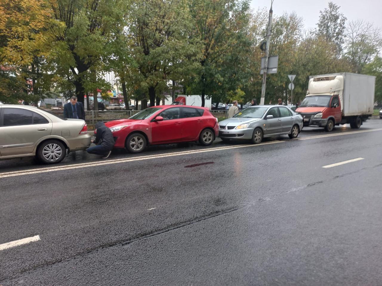 На светофоре в Твери ГАЗель собрала "паровоз"
