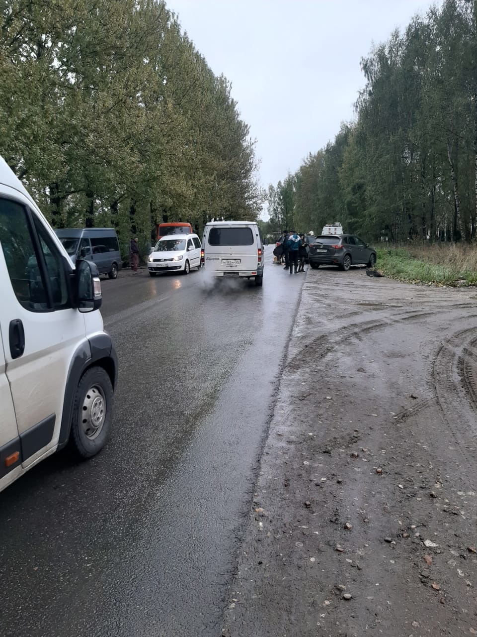 В Тверской области иномарка столкнулась с двумя грузовиками и легковушкой - водитель не выжил
