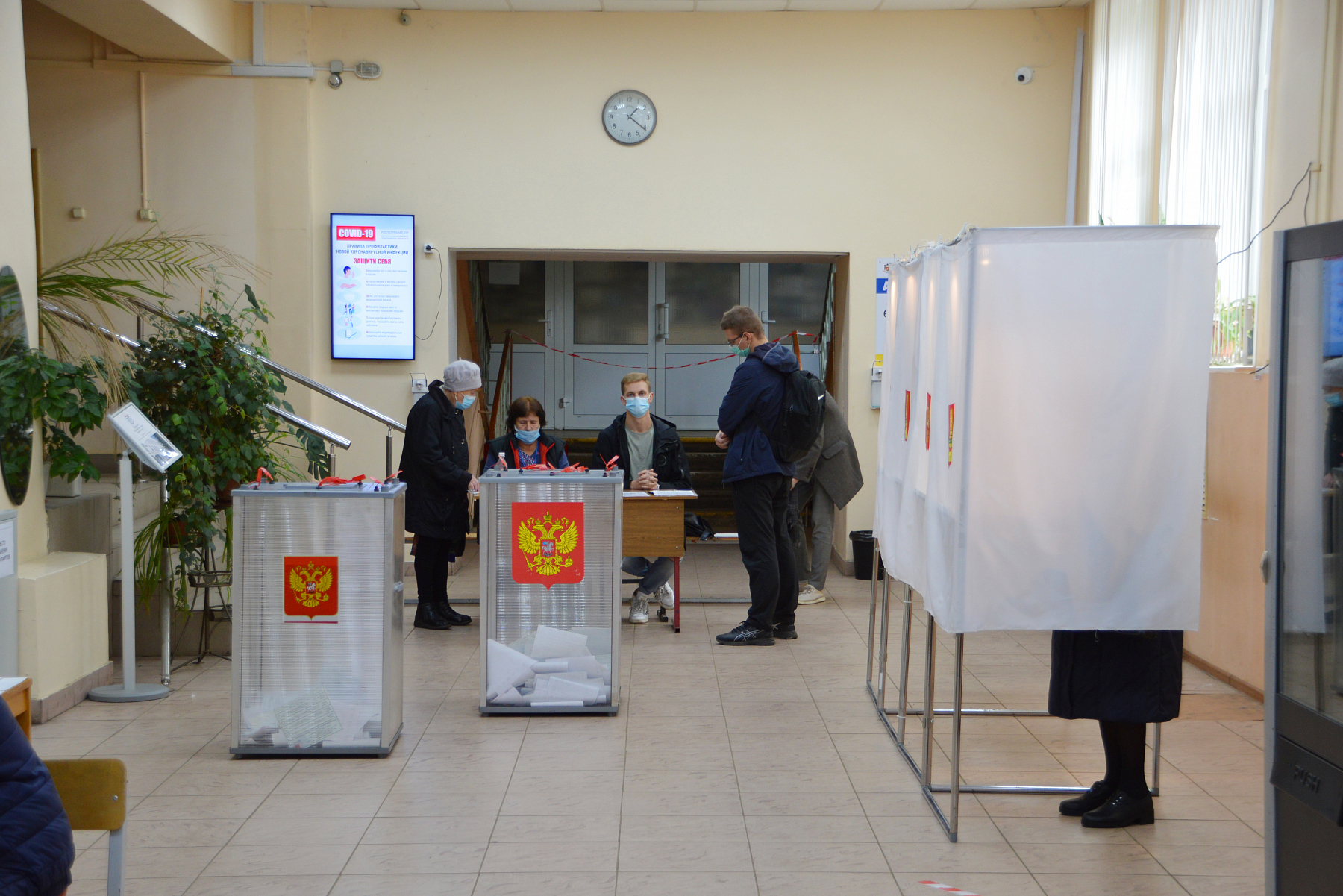Сегодня первый день голосования. Избиратели. Выборы Тверь. Наблюдатели на выборах фото. Уик 876.