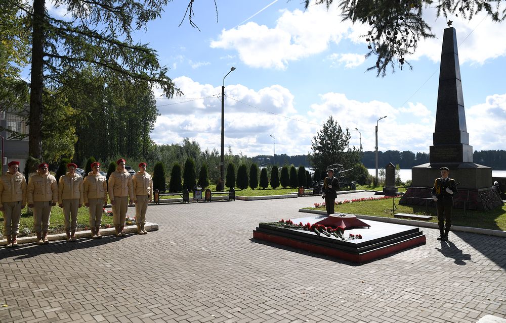В Бологое губернатор Игорь Руденя возложил цветы к мемориальному комплексу «Вечный огонь».