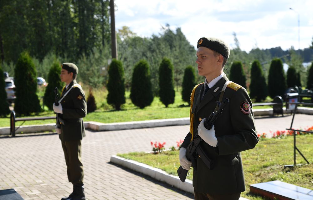 В Бологое губернатор Игорь Руденя возложил цветы к мемориальному комплексу «Вечный огонь».