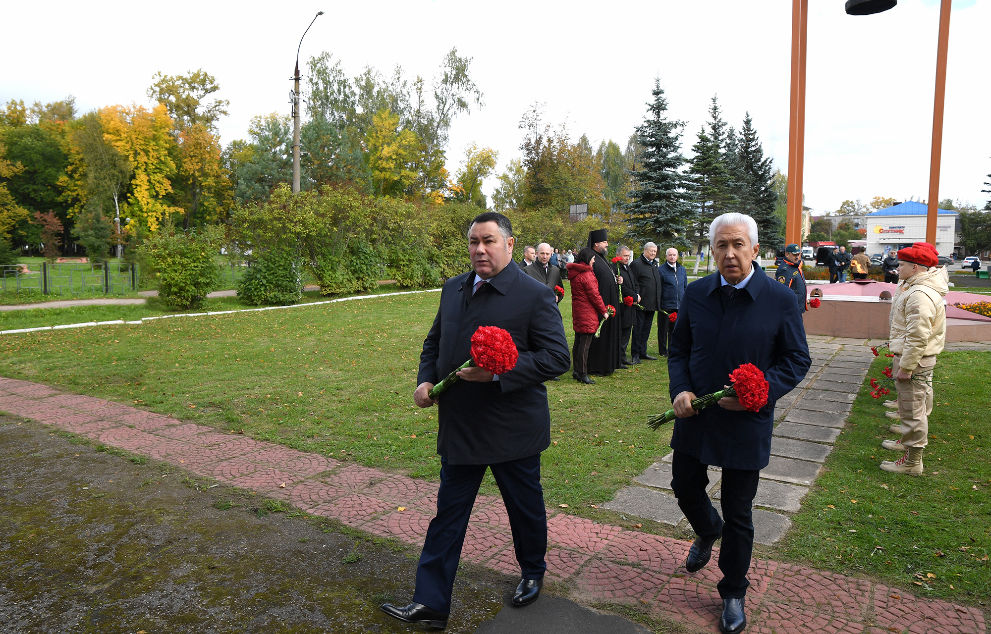 Губернатор Тверской области в городе Нелидово возложил цветы к мемориалу «Вечная память»