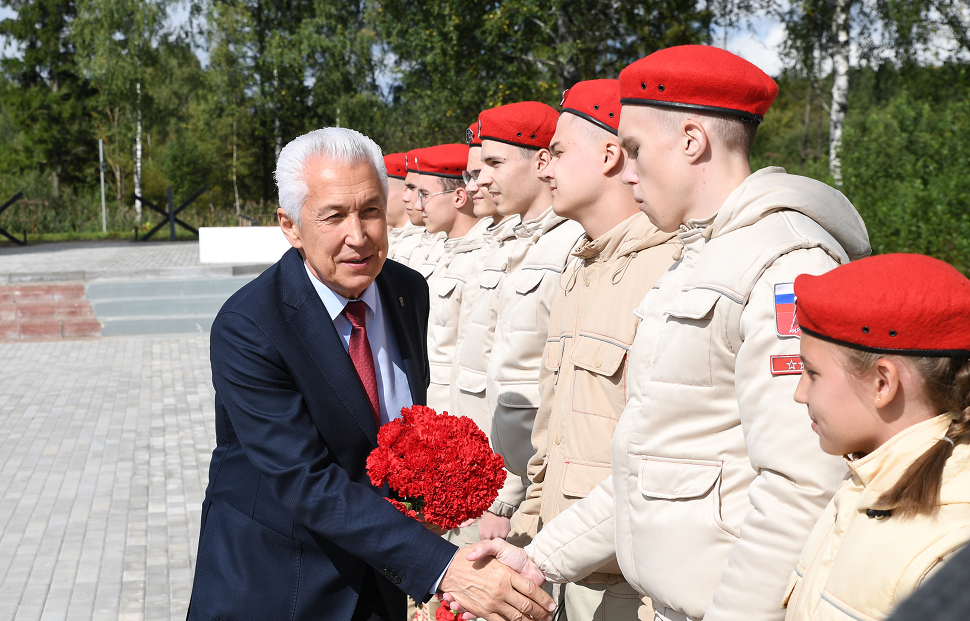Игорь Руденя возложил цветы к мемориальному комплексу сержанту Васильковскому в Конаковском районе