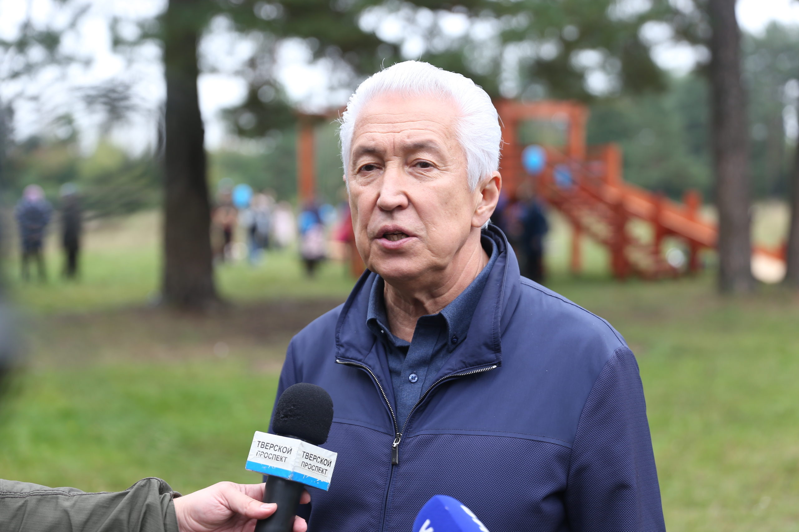 Полезный бег в сосновом лесу: По инициативе Владимира Васильева для жителей была построена спортивная детская площадка