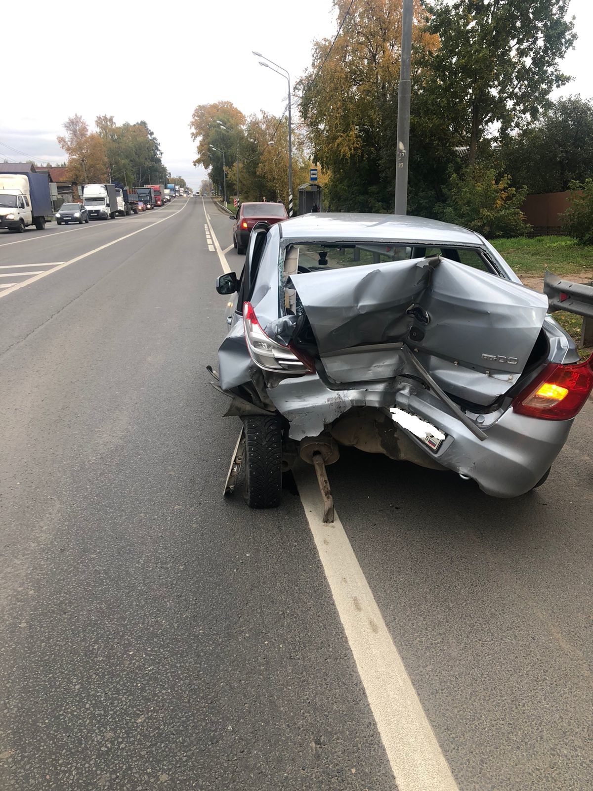 На автодороге М-10 в Тверской области столкнулись три машины - пострадал водитель