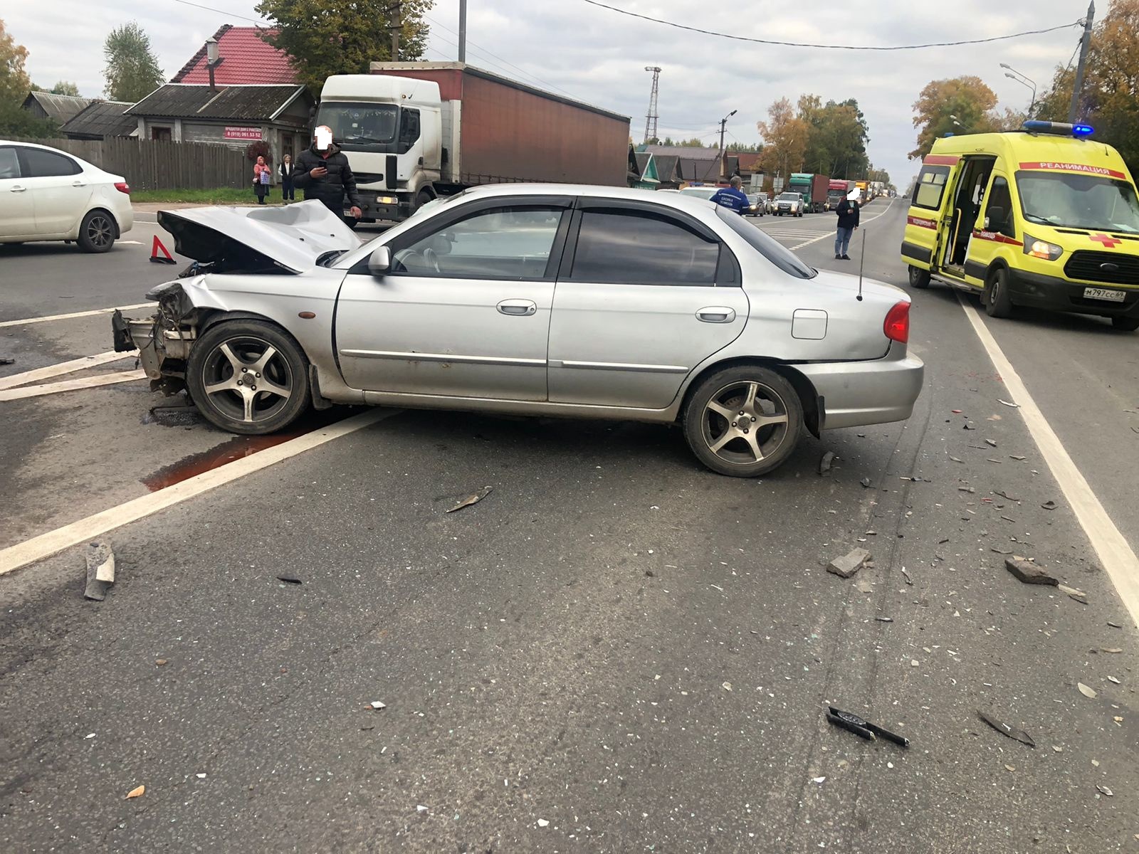 На автодороге М-10 в Тверской области столкнулись три машины - пострадал водитель
