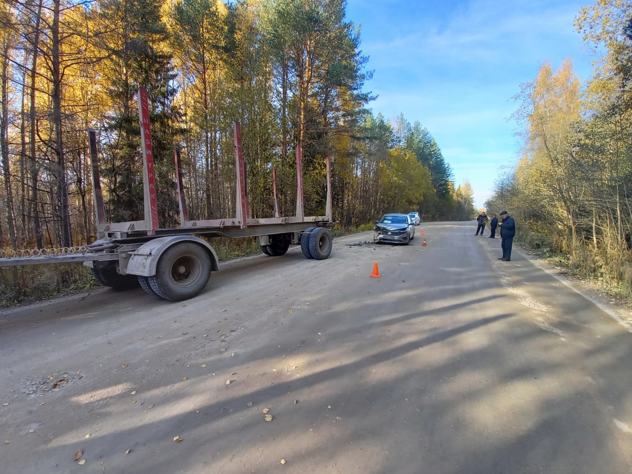 В Тверской области водитель преклонного возраста не увидел стоящий лесовоз