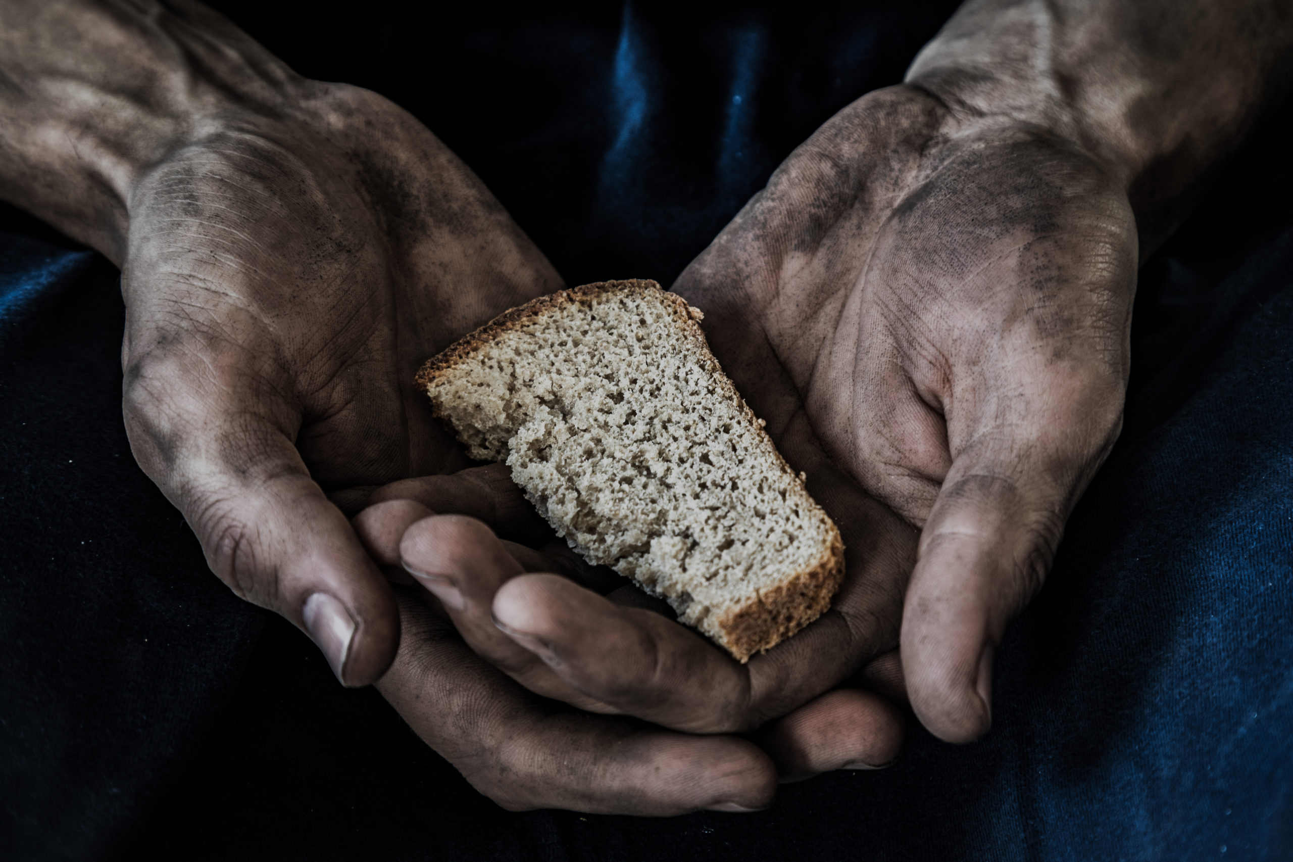 Кусок хлеба в руке