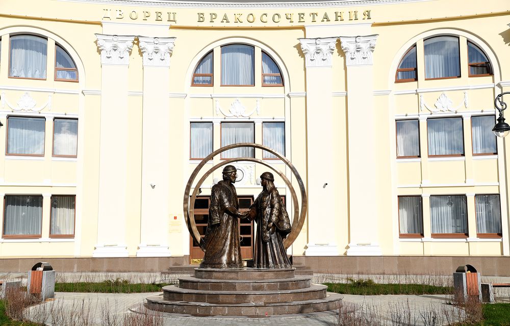 Перед Дворцом бракосочетания в Твери установлена композиция, посвящённая Михаилу Тверскому и Анне Кашинской