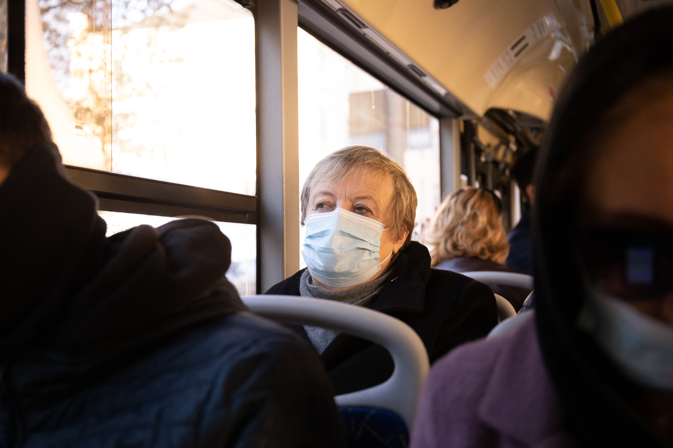 В Твери возобновили раздачу бесплатных масок в автобусах