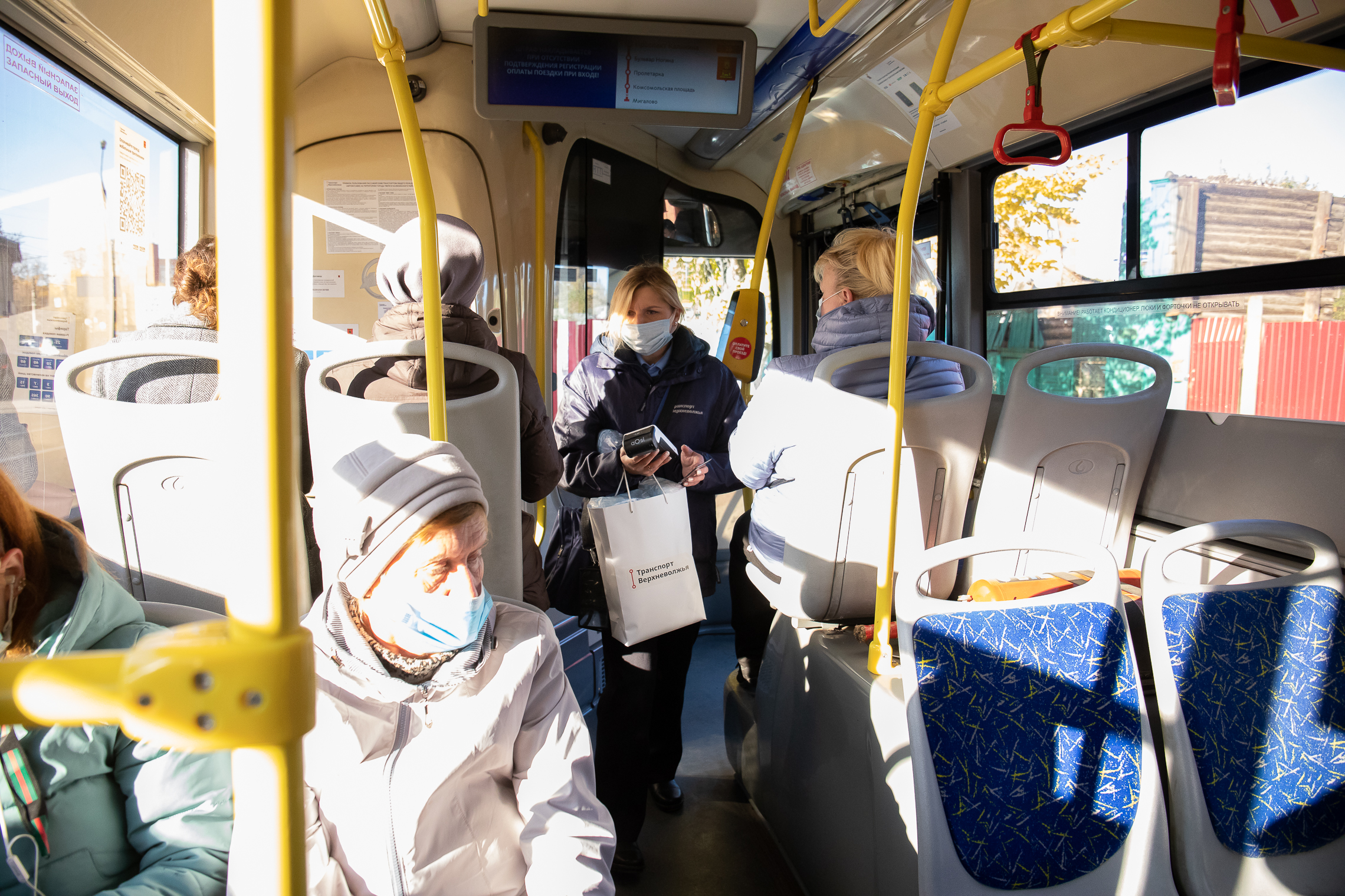 В Твери возобновили раздачу бесплатных масок в автобусах