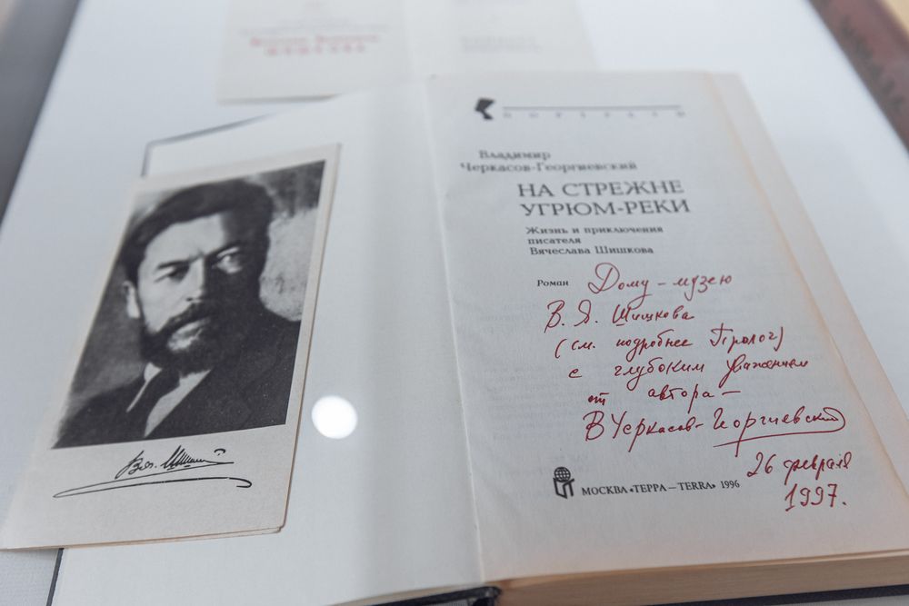 В экспозиции Бежецкого краеведческого музея будут представлены уникальные вещи Вячеслава Шишкова и Василия Андреева