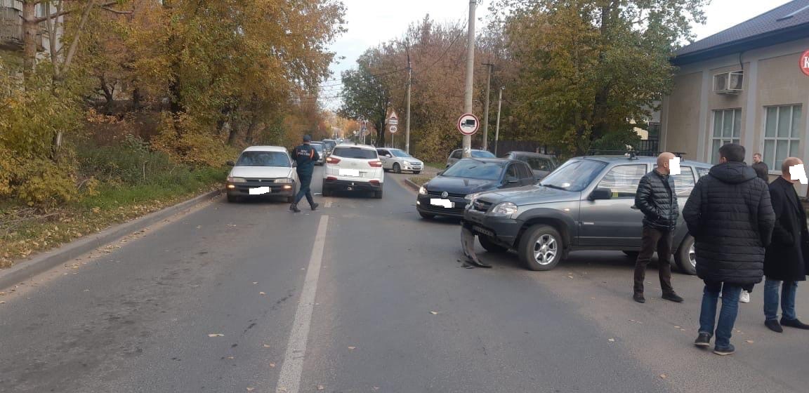 В Твери столкнулись три автомобиля - пострадала пассажирка
