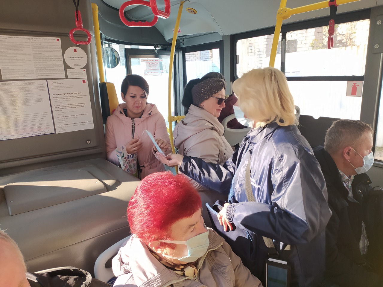 В Кимрах пассажирам автобусов раздают бесплатные маски