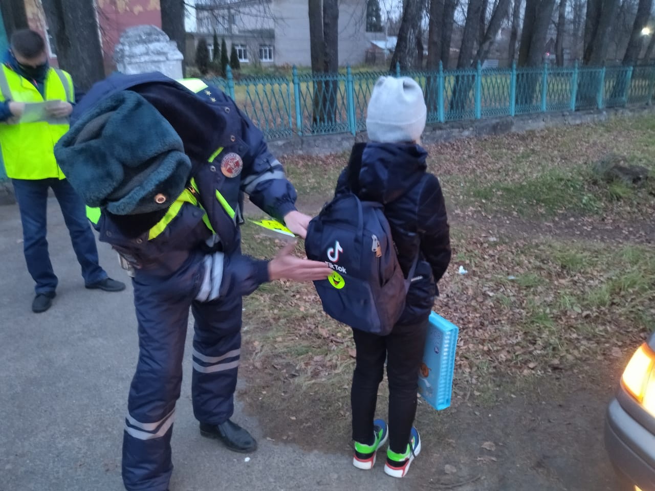 В Тверской области сотрудники УГИБДД провели акцию «Засветись! Стань заметнее на дороге!»
