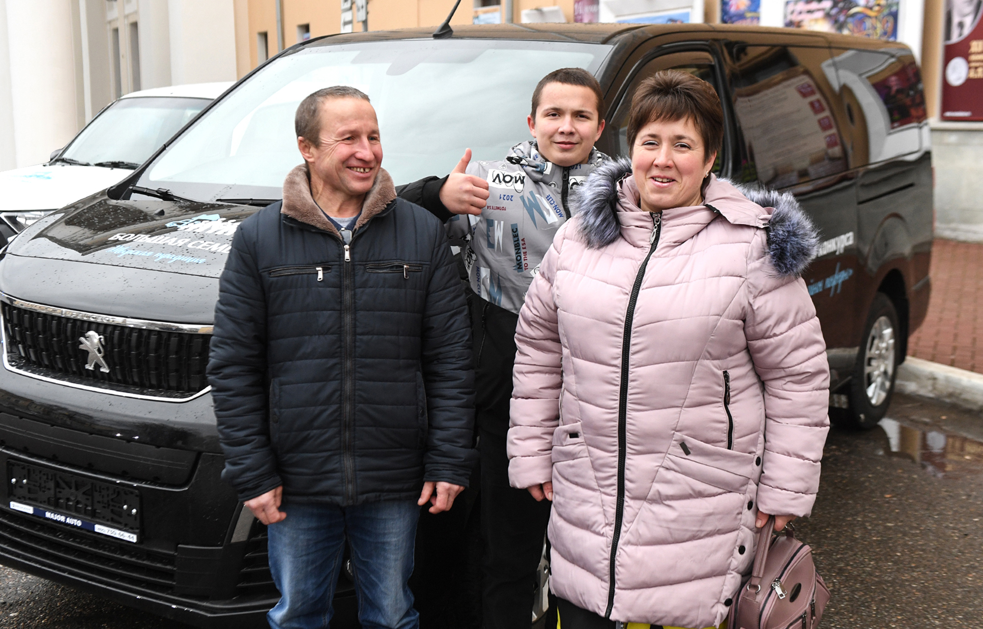 В преддверии Дня матери губернатор Игорь Руденя наградил многодетных мам и победителей конкурса «Лучшее семейное подворье»