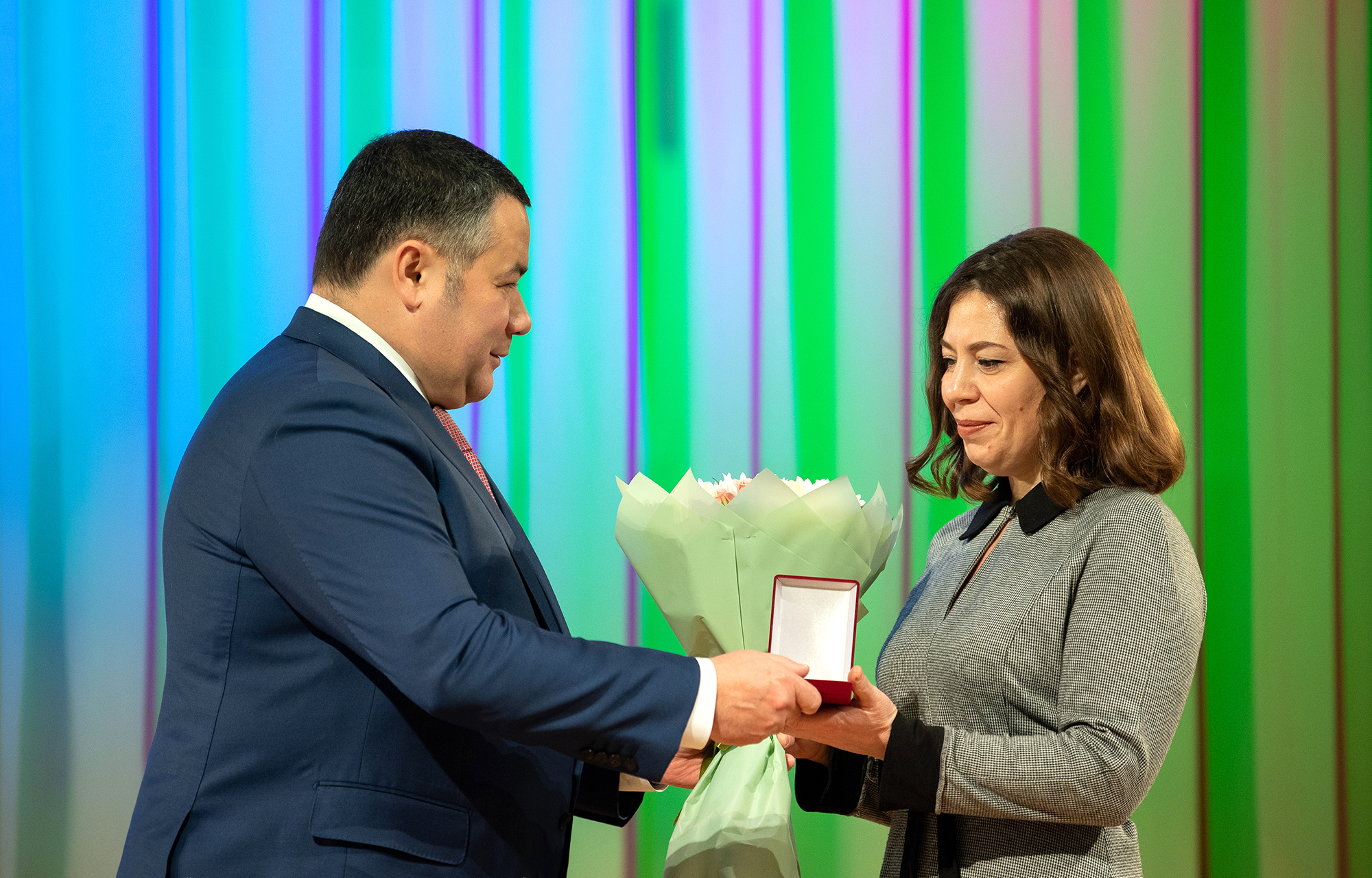 В преддверии Дня матери губернатор Игорь Руденя наградил многодетных мам и победителей конкурса «Лучшее семейное подворье»