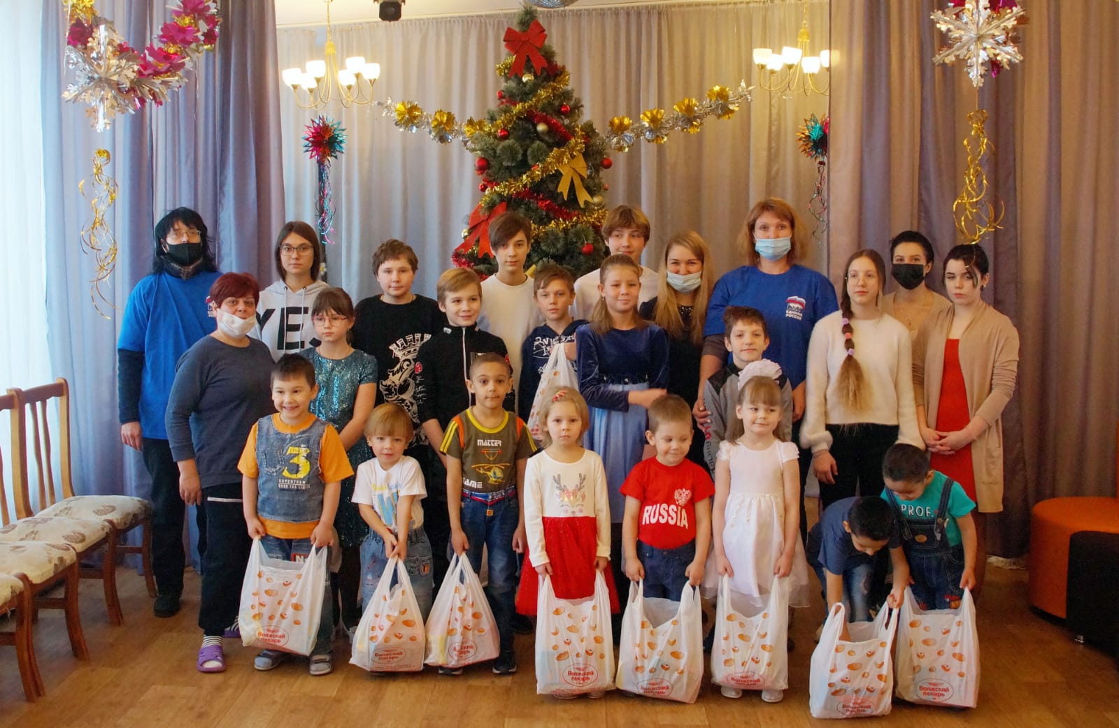 В Тверской области дети получают новогодние подарки