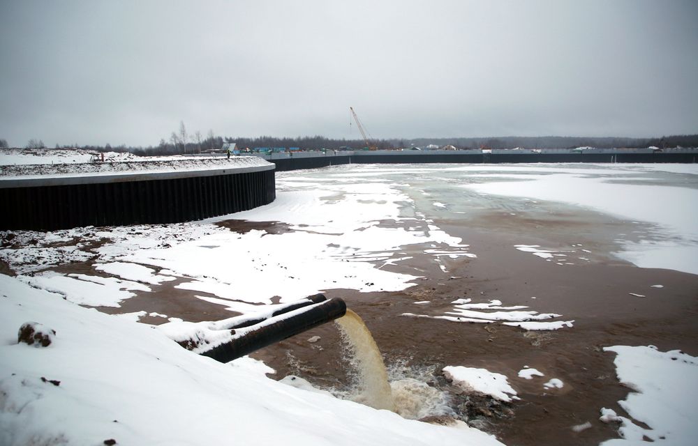 Гавань на месте нового речного порта в Завидово заполняют водой