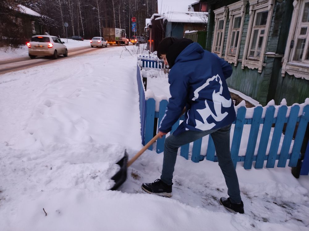 Волонтёрский центр «Единой России» помогает пенсионерам очистить дворы от снега