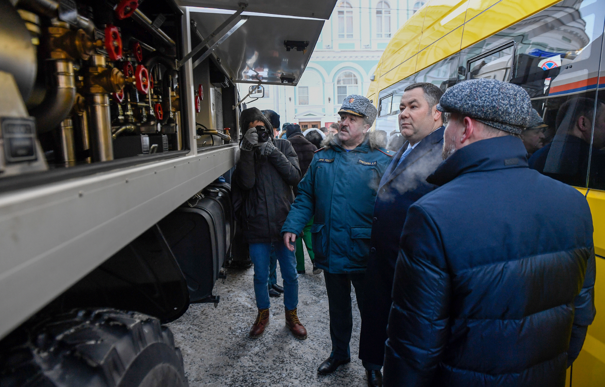 Куда едет желтая «Газель»: губернатор Игорь Руденя передал муниципалитетам 39 новых школьных автобусов и 8 пожарных машин