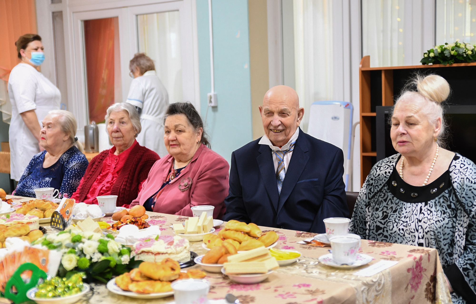 Игорь Руденя поздравил с наступающими праздниками представителей старшего поколения Тверского геронтологического центра